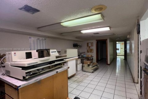 Commercial property in Hialeah, Florida № 2000975 - photo 4