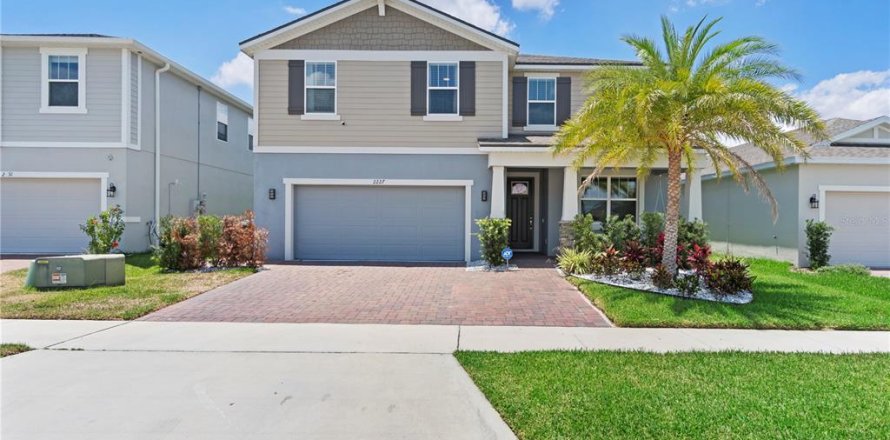 House in Clermont, Florida 5 bedrooms, 301.65 sq.m. № 1749477