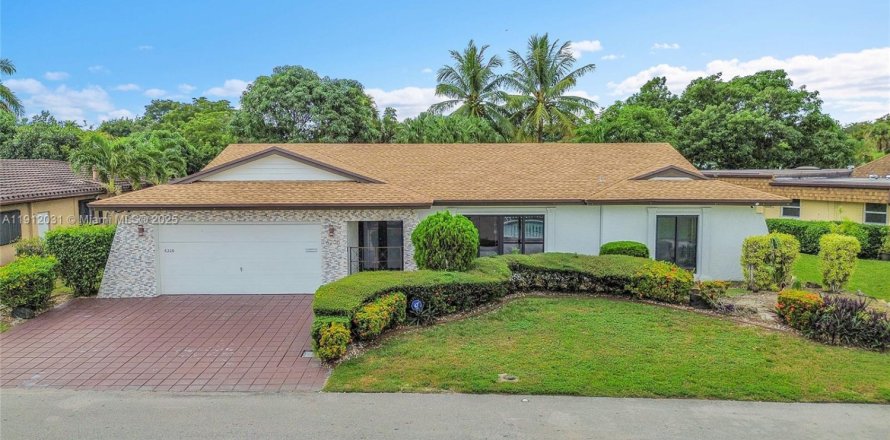 House in Tamarac, Florida 4 bedrooms, 206.71 sq.m. № 1969790