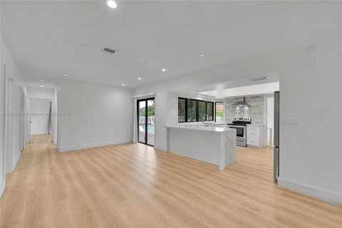 House in Tamarac, Florida 4 bedrooms, 206.71 sq.m. № 1969790 - photo 30