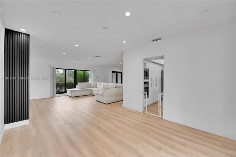 House in Tamarac, Florida 4 bedrooms, 206.71 sq.m. № 1969790 - photo 6