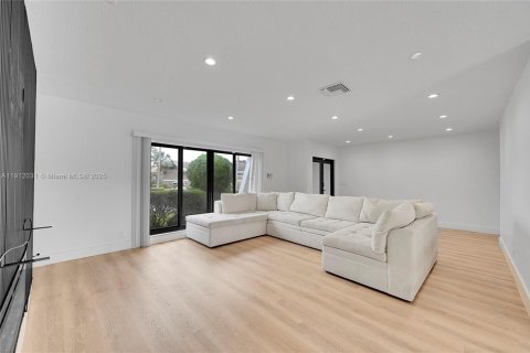 House in Tamarac, Florida 4 bedrooms, 206.71 sq.m. № 1969790 - photo 5