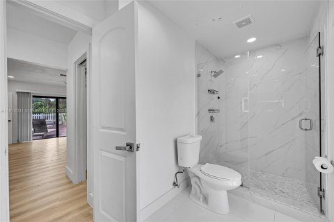 House in Tamarac, Florida 4 bedrooms, 206.71 sq.m. № 1969790 - photo 24