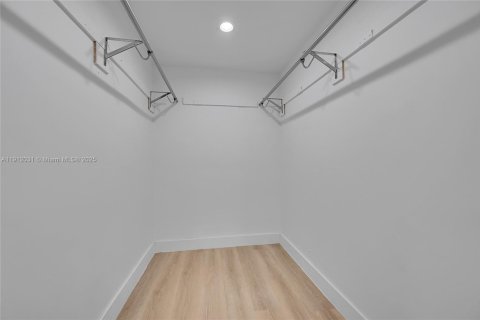 House in Tamarac, Florida 4 bedrooms, 206.71 sq.m. № 1969790 - photo 25