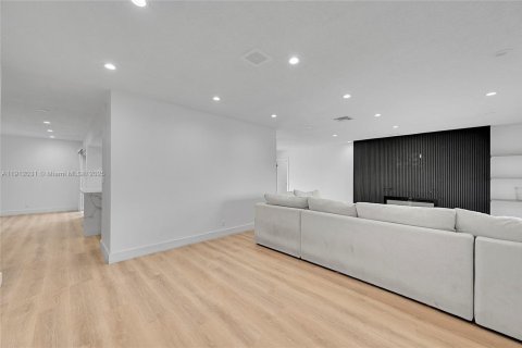 House in Tamarac, Florida 4 bedrooms, 206.71 sq.m. № 1969790 - photo 4