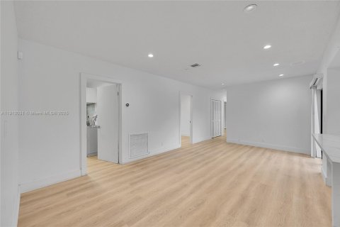 House in Tamarac, Florida 4 bedrooms, 206.71 sq.m. № 1969790 - photo 21