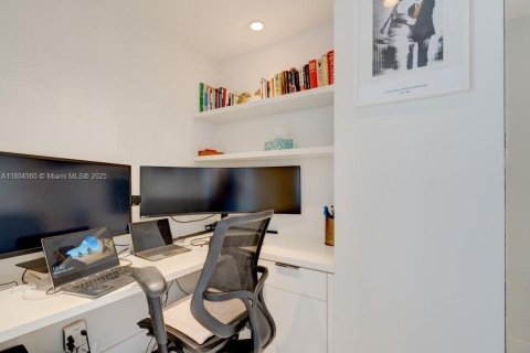 Condo in Miami Beach, Florida, 1 bedroom  № 1888723 - photo 19