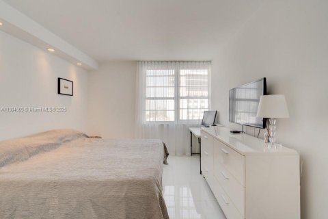 Condo in Miami Beach, Florida, 1 bedroom  № 1888723 - photo 13
