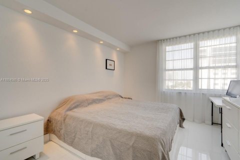 Condo in Miami Beach, Florida, 1 bedroom  № 1888723 - photo 11