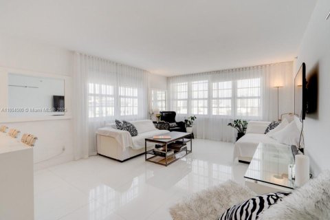 Condo in Miami Beach, Florida, 1 bedroom  № 1888723 - photo 9