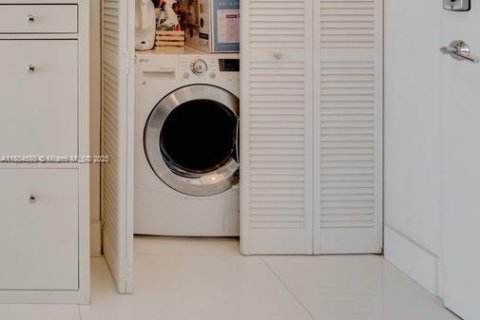 Condo in Miami Beach, Florida, 1 bedroom  № 1888723 - photo 16