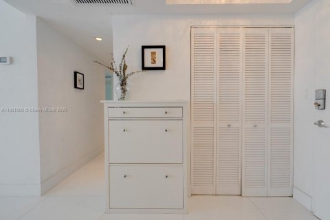 Condo in Miami Beach, Florida, 1 bedroom  № 1888723 - photo 17