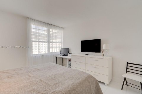 Condo in Miami Beach, Florida, 1 bedroom  № 1888723 - photo 12