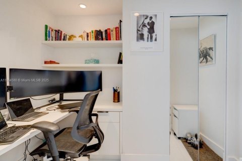 Condo in Miami Beach, Florida, 1 bedroom  № 1888723 - photo 20