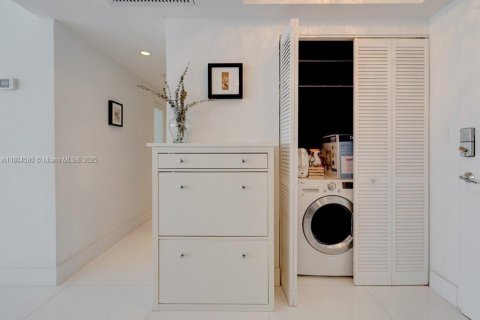 Condo in Miami Beach, Florida, 1 bedroom  № 1888723 - photo 15