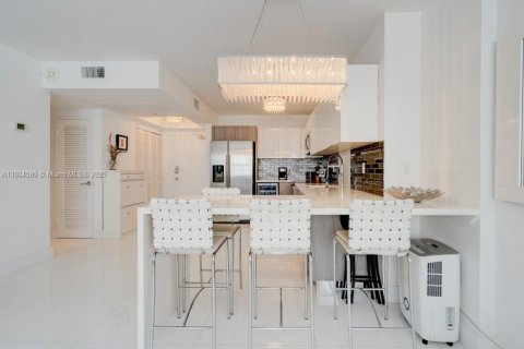 Condo in Miami Beach, Florida, 1 bedroom  № 1888723 - photo 8