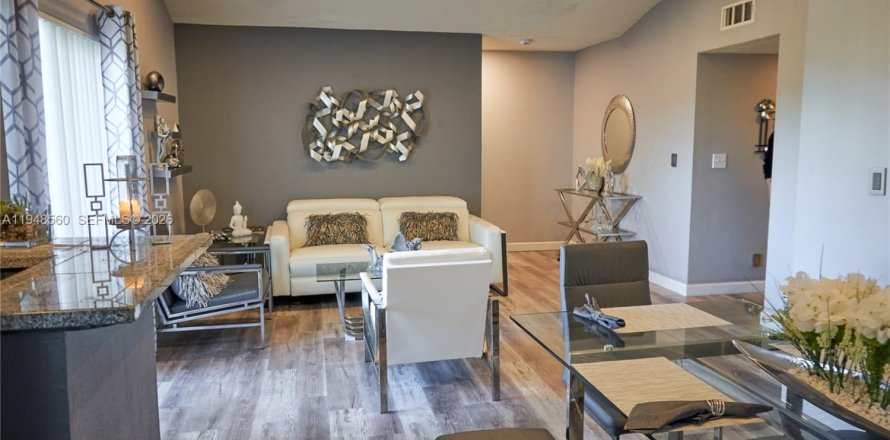 Кондоминиум с 2 спальнями в Тамарак, Флорида № 2004246