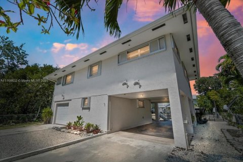 House in Big Pine Key, Florida 3 bedrooms, 124.86 sq.m. № 2012448