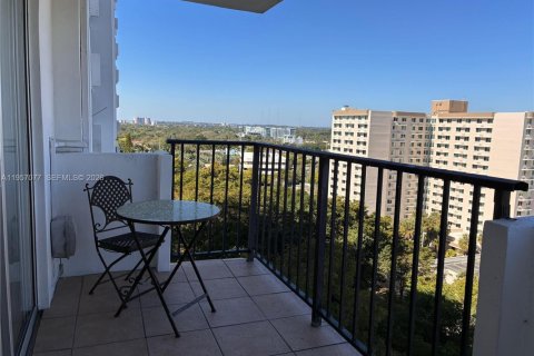 Condominio en alquiler en Aventura, Florida, 1 dormitorio, 82.4 m2 № 2011197 - foto 17