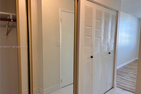 Condominio en alquiler en Aventura, Florida, 1 dormitorio, 82.4 m2 № 2011197 - foto 11