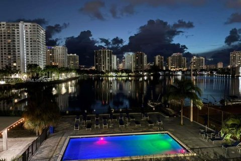 Condominio en alquiler en Aventura, Florida, 1 dormitorio, 82.4 m2 № 2011197 - foto 3