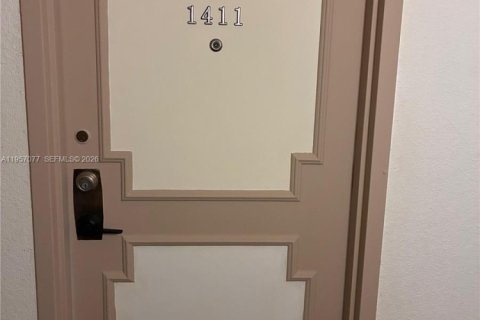 Condominio en alquiler en Aventura, Florida, 1 dormitorio, 82.4 m2 № 2011197 - foto 4