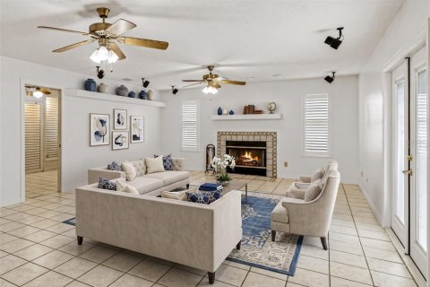 House in Palm Bay, Florida 4 bedrooms, 175.12 sq.m. № 2350160 - photo 20