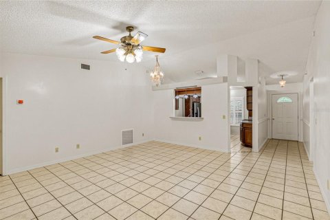 House in Palm Bay, Florida 4 bedrooms, 175.12 sq.m. № 2350160 - photo 11