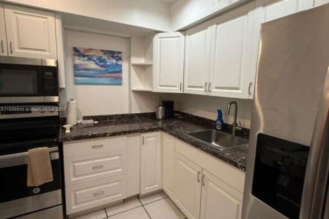 Condominio en alquiler en Sunny Isles Beach, Florida, 1 dormitorio, 57.6 m2 № 1951005 - foto 4