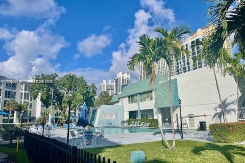 Condominio en alquiler en Sunny Isles Beach, Florida, 1 dormitorio, 57.6 m2 № 1951005 - foto 22