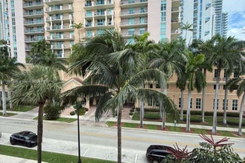 Condominio en alquiler en Sunny Isles Beach, Florida, 1 dormitorio, 57.6 m2 № 1951005 - foto 2