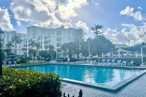 Condominio en alquiler en Sunny Isles Beach, Florida, 1 dormitorio, 57.6 m2 № 1951005 - foto 23