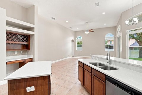 House in Apopka, Florida 4 bedrooms, 260.13 sq.m. № 2349514 - photo 16