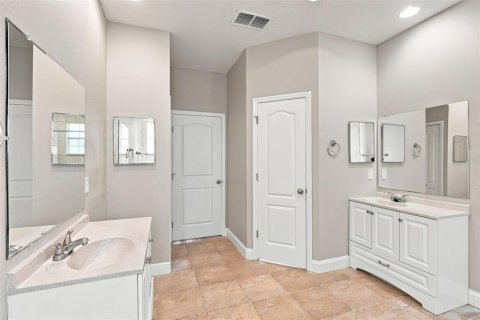 House in Apopka, Florida 4 bedrooms, 260.13 sq.m. № 2349514 - photo 29