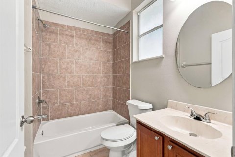 House in Apopka, Florida 4 bedrooms, 260.13 sq.m. № 2349514 - photo 30