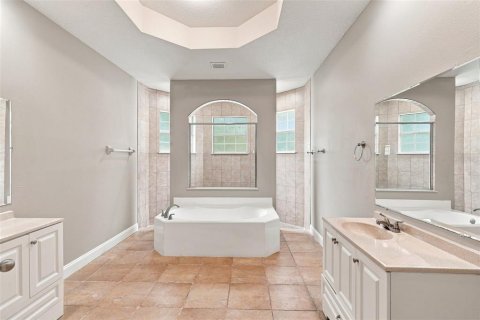 House in Apopka, Florida 4 bedrooms, 260.13 sq.m. № 2349514 - photo 27