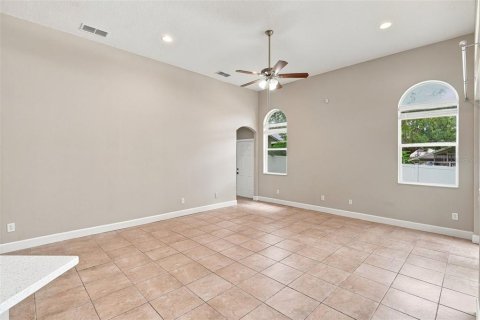House in Apopka, Florida 4 bedrooms, 260.13 sq.m. № 2349514 - photo 12