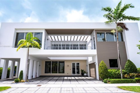Villa ou maison à vendre à Doral, Floride: 6 chambres, 452.81 m2 № 1794511 - photo 1