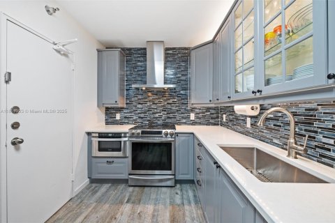 Condo in Bal Harbour, Florida, 2 bedrooms  № 1961338 - photo 10