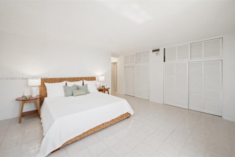 Condo in Bal Harbour, Florida, 2 bedrooms  № 1961338 - photo 16
