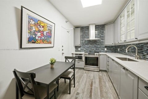 Condo in Bal Harbour, Florida, 2 bedrooms  № 1961338 - photo 8