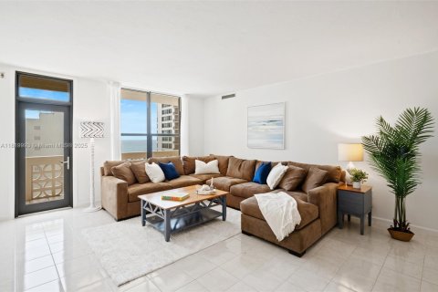 Condo in Bal Harbour, Florida, 2 bedrooms  № 1961338 - photo 1