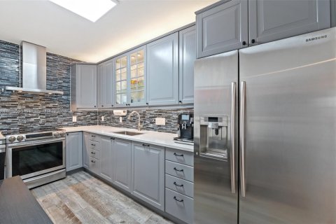 Condo in Bal Harbour, Florida, 2 bedrooms  № 1961338 - photo 9