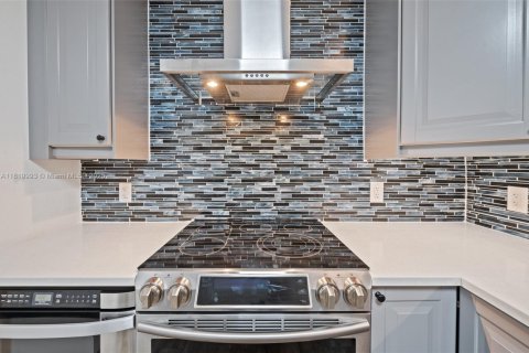 Condo in Bal Harbour, Florida, 2 bedrooms  № 1961338 - photo 11