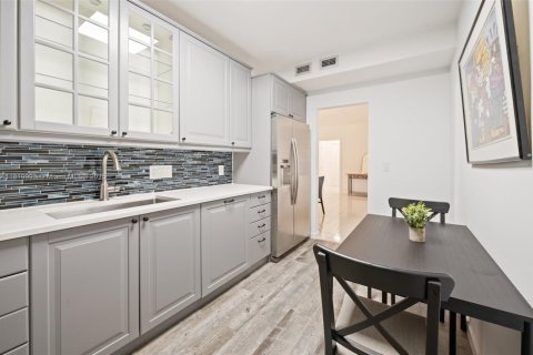 Condo in Bal Harbour, Florida, 2 bedrooms  № 1961338 - photo 12