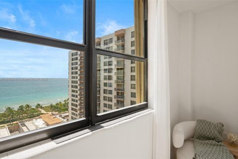 Condo in Bal Harbour, Florida, 2 bedrooms  № 1961338 - photo 15