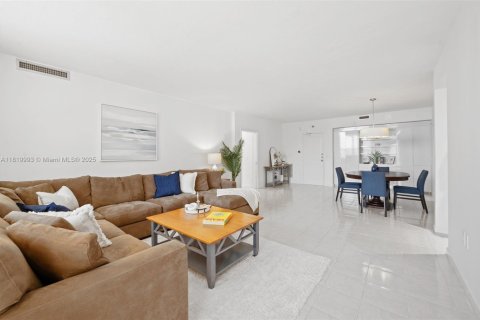 Condo in Bal Harbour, Florida, 2 bedrooms  № 1961338 - photo 6