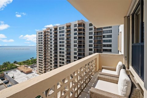 Condo in Bal Harbour, Florida, 2 bedrooms  № 1961338 - photo 4