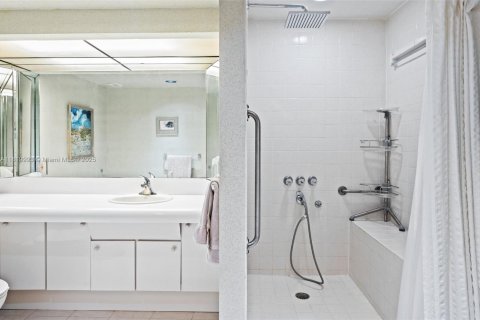 Condo in Bal Harbour, Florida, 2 bedrooms  № 1961338 - photo 17