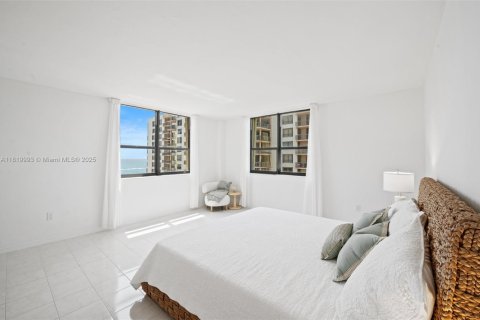 Condo in Bal Harbour, Florida, 2 bedrooms  № 1961338 - photo 14